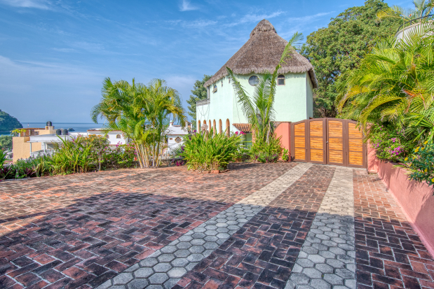 La Manzanilla Realty