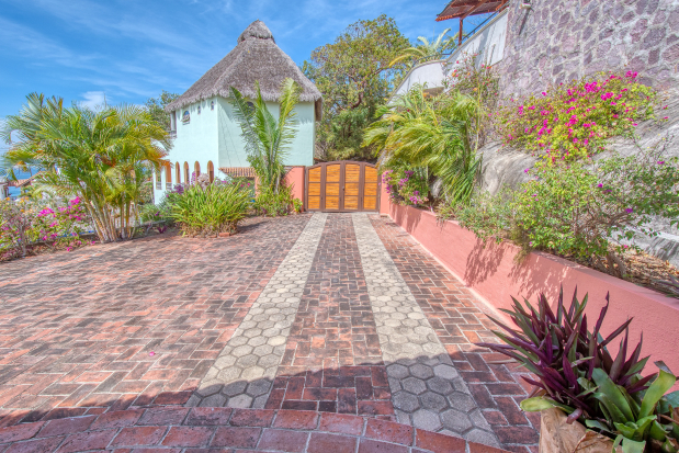 La Manzanilla Realty